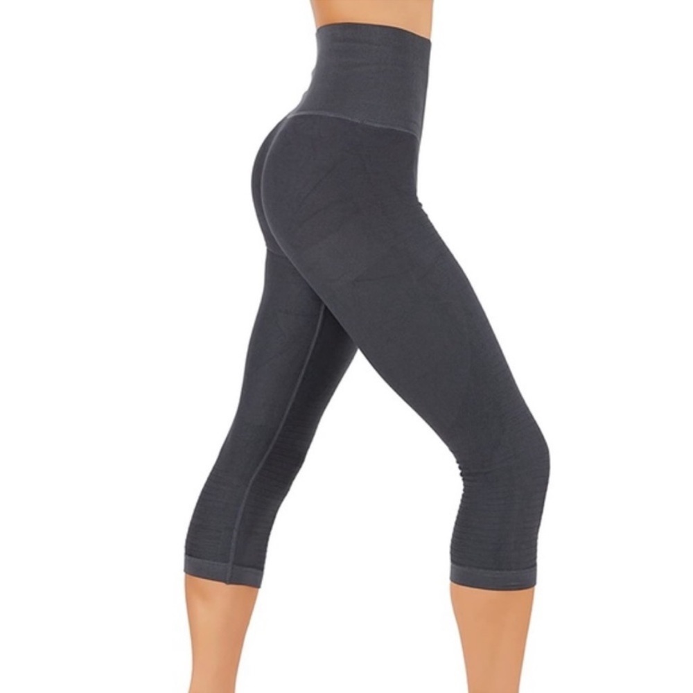 Stella Elyse cropped leggings with firm control.NWT M\L
